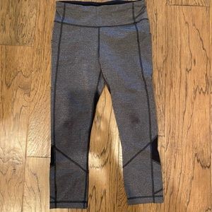 LuLu 3/4 leggings! Great Condition!! Matches everything! Size 6